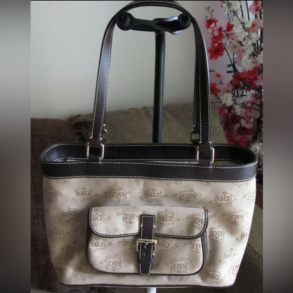 LIKE NEW!!!! Authentic Dooney & Bourke East/West Shoulder Bag & Wallet Coin Key.